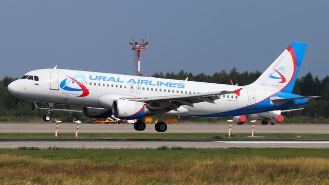 RA-73830:Airbus A320-200:Уральские авиалинии